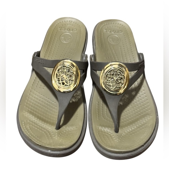 CROCS Women’s Sanrah Sandals Thong Flip Flops Sz 10 Ergonomic Beveled Medallion - Picture 5 of 10